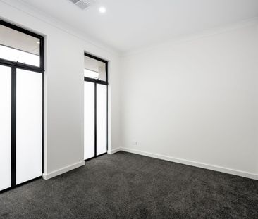 Stunning Executive Home - Midway Between City and Beach! - Photo 1