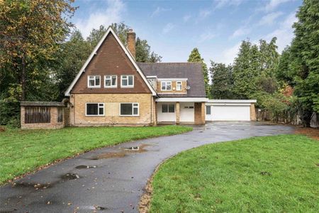 A four bedroom detached family home in a cul-de-sac location. - Photo 4