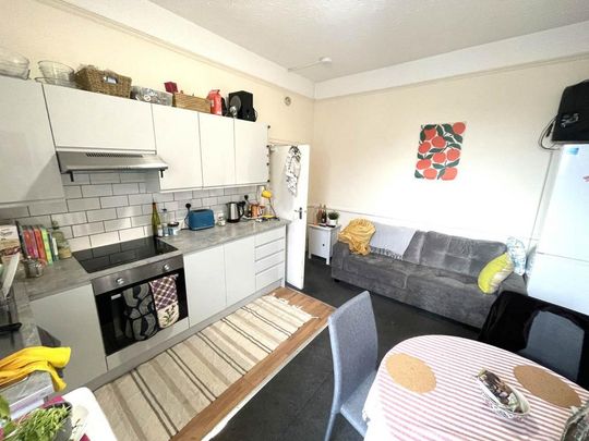 4 bedroom flat to rent - Photo 1