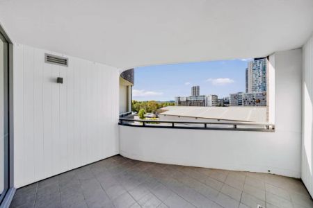 C408/12 Nuvolari Place,Wentworth Point,New South Wales 2127, Sydney - Photo 3