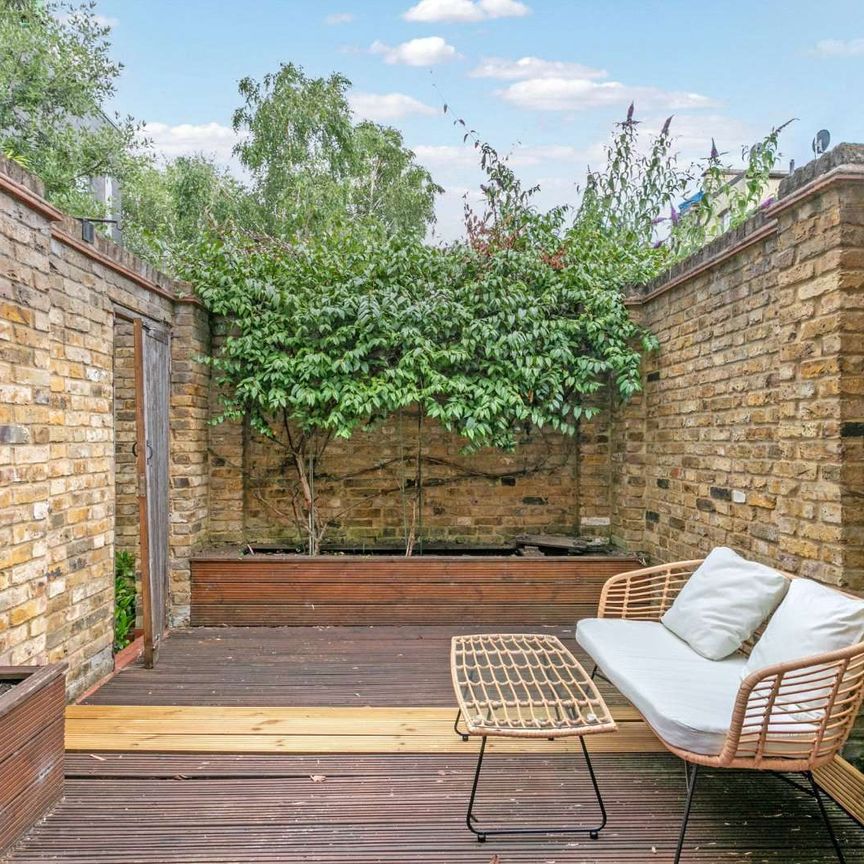 An incredibly bright and spacious three bedroom apartment with impressive living and entertaining space. - Photo 1