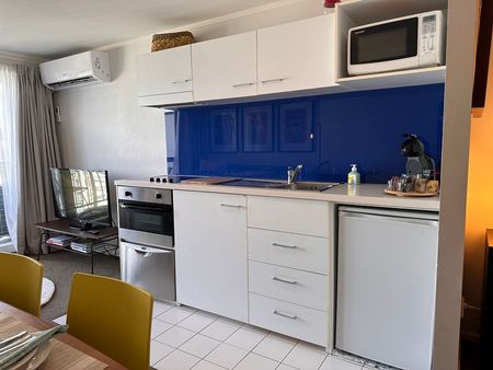 City gem w/balcony and AC near Albert Park - Photo 3