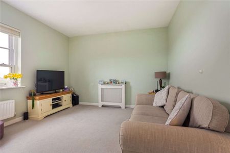 Beautiful top floor two bedroom apartment in Winchester Village. - Photo 4