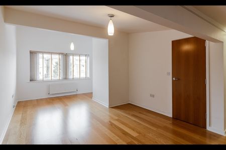 3 Bed Terraced House, Holmes Close, SE22 - Photo 2