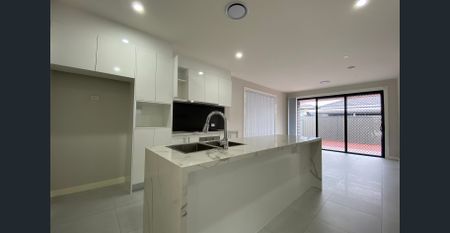 3 Bedroom Residence in Marsden Park for Lease, energy savings solar panels! - Photo 5