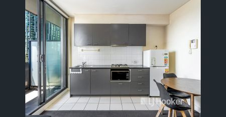 Stylishly Furnished Two-bedroom Apartment! - Photo 4