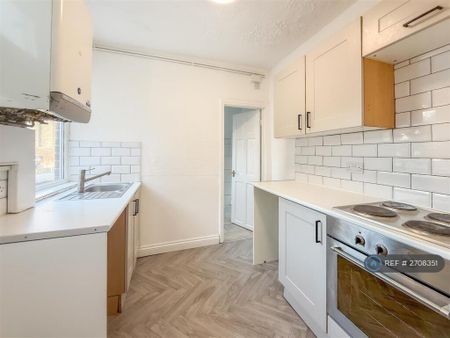 2 bedroom flat to rent - Photo 5