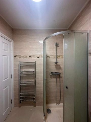 Ascot Close Ilford Essex, IG6 - Photo 2