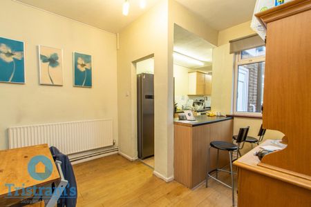 4 bed Mid Terraced House for Rent - Photo 5