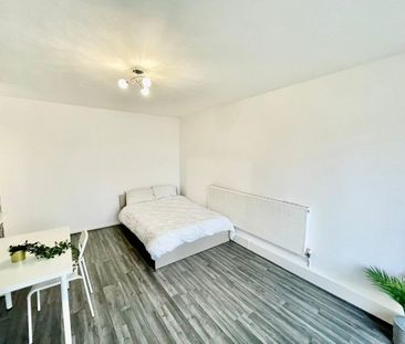 3 Bed Flat, Temple House, SW11 - Photo 5