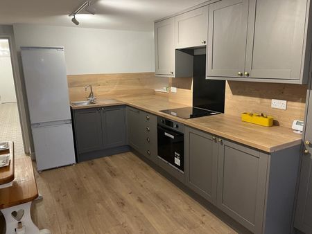 2 Bed Flat, Prestwich, M25 - Photo 3