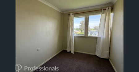 3 Bedroom Home - Spacious Backyard - Photo 5