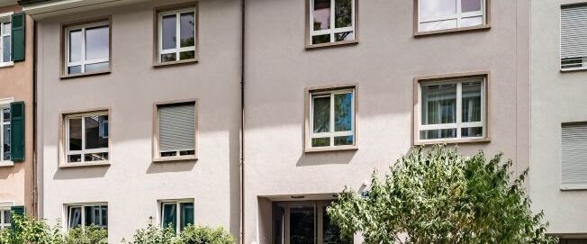 Located discreetly in a small apartment building - Foto 1