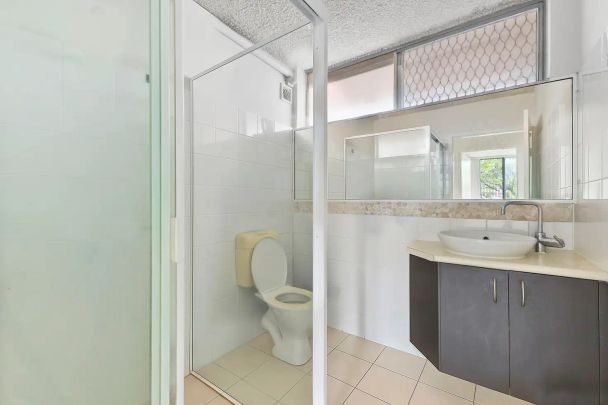 “Walk to shops, cafés and transport in Wilston” - Photo 1