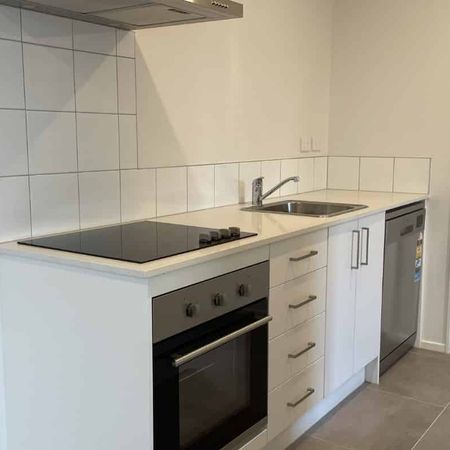 Near New One Bedroom Plus Study Apartment - Photo 3