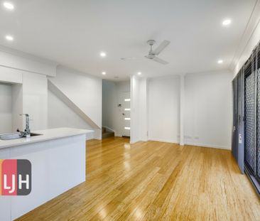 INNER CITY, THREE BEDROOM TOWNHOUSE W/ DUCTED AIR CON !! - Photo 3