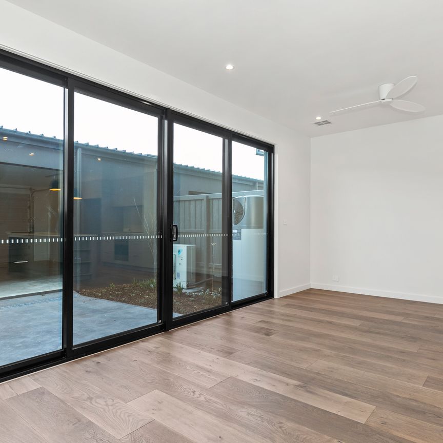 Low Maintenance Contemporary Living! - Photo 1