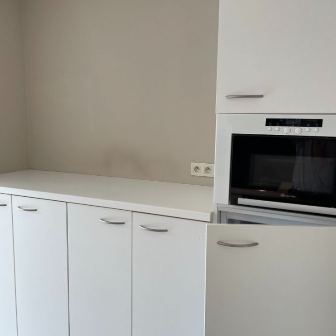 ruim instapklaar twee slaapkamer appartement met groot terras & gelijkvloerse garage - Foto 1