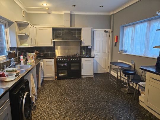 Room in a Shared House, Derby Road, SO14 - Photo 1
