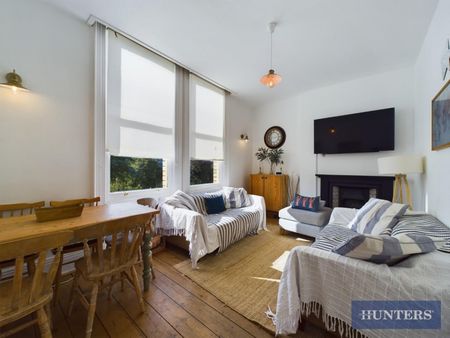 3 bedroom Flat To Let - Photo 3
