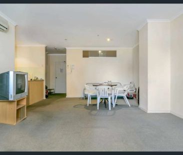 Modern 2-Bed, 2-Bath Apartment in the Heart of the City - Photo 2