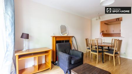 Bed in a twin room in a 2-bedroom flat in Silicon Docks - Photo 2