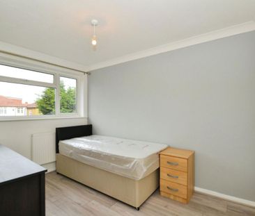 Chichester Way, Feltham, TW14 0DF - Photo 3