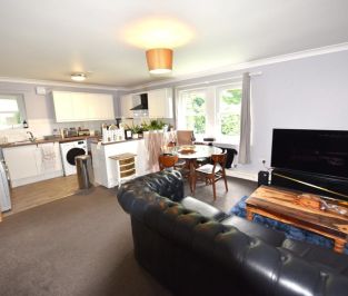 2 bedroom Flat in Montagu Drive, Leeds - Photo 6