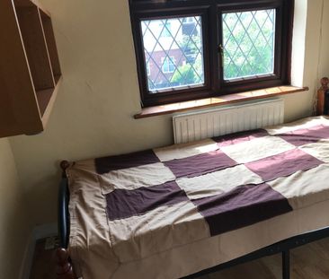 Room in a Shared House, The Drive, IG1 - Photo 3