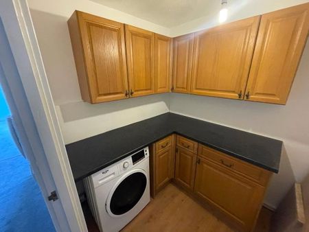 Available now, we offer to you a two bedroomed, ground floor apartment situated only a short walk away from the popular city centre of Ripon which provides a fantastic variety of amenities and shopping facilities. - Photo 2
