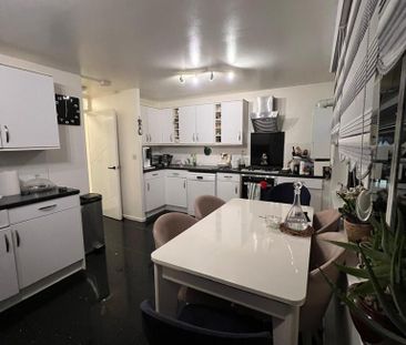 1 bedroom in a flat share to rent - Photo 3