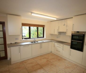 3 bedroom detached bungalow to rent - Photo 3