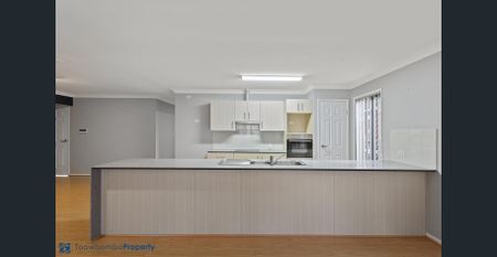 MASSIVE 4 BEDROOM FAMILY HOME- INCLUDES ELECTRICITY! - Photo 4