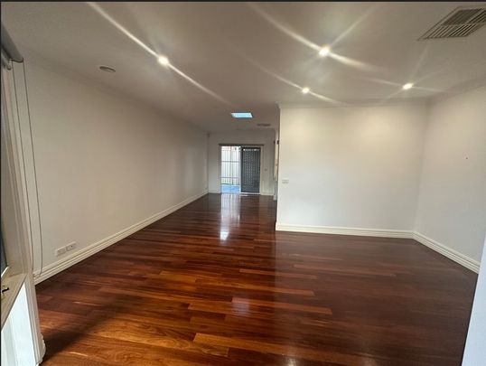 For Rent - 2/20 Acacia Street, Glenroy VIC 3046 - Photo 1