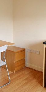 High Street, LONDON - Photo 3