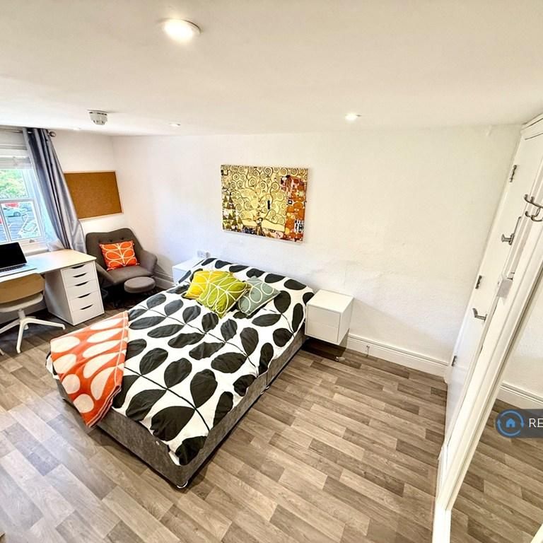 1 bedroom in a house share to rent - Photo 1