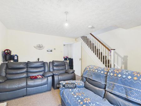 3 bedroom semi-detached house to rent - Photo 2
