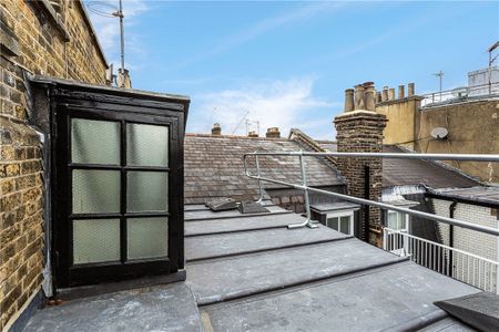 Extremely spacious top floor maisonette on the sought-after Wimpole Street, in the heart of Marylebone Village and close to all the lovely amenities of Marylebone High Street. - Photo 3