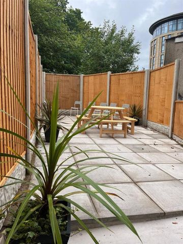 9 bedroom private hall to rent - Photo 3