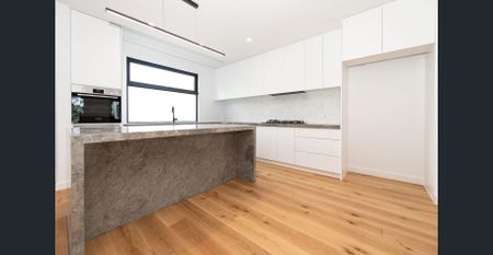 Brand New 4-Bedroom Townhouse in Prime Doncaster East Location - Photo 2