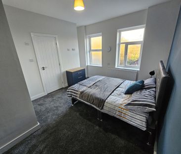 Tonge Moor Road, Bolton - Photo 2