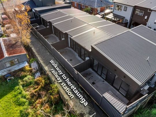 Brand new stylish house with great location - Photo 1