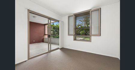 Large Modern One Bedroom Apartment In Ultra Convenient Location - Photo 3