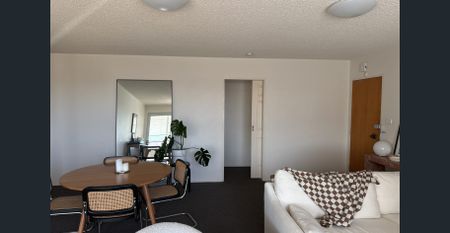 Two bedroom unit only 200 metres to the beach! - Photo 3