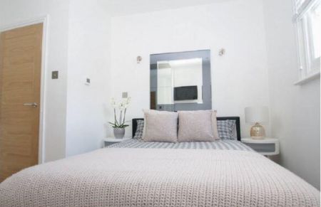 1 Bed Flat, Cornwall Crescent, W11 - Photo 3