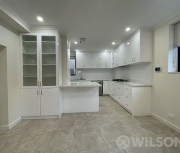 Fully Renovated Family Luxury in Prime St Kilda East - Photo 2