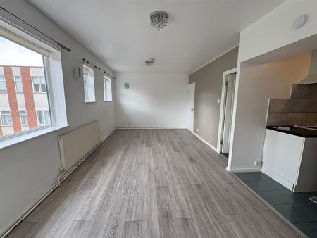3 bed flat to rent in Trinity Avenue, Northampton, NN2 - Photo 2