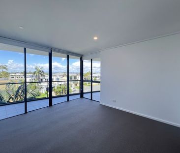 Modern Three-Bedroom Apartment in ‘Riva on Chevron’ - Photo 3