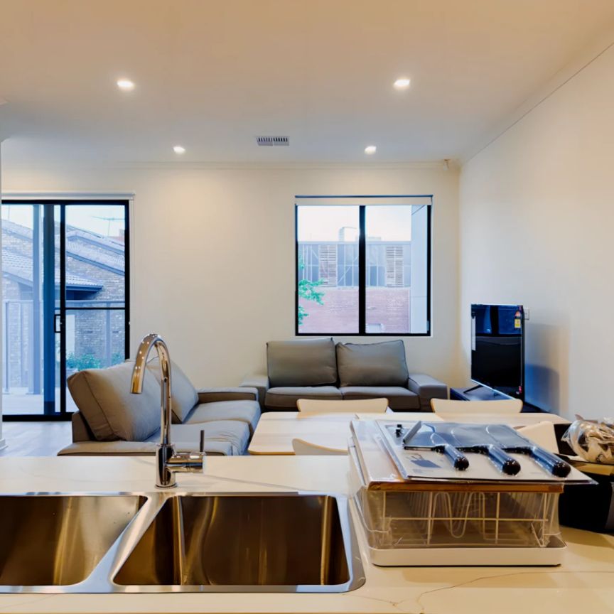 3 Bed 3 Bath - Second room - Photo 1