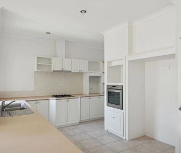 Stunning 4 Bedroom 2 Bathroom Family Home - Photo 5